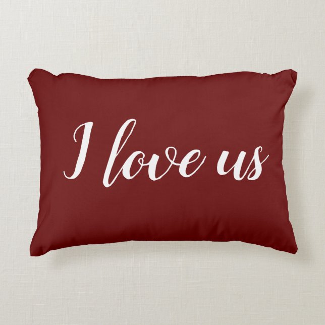 "I kärlek us" på Söt Deep Red Accent Pillow Prydnadskudde (Framsidan)