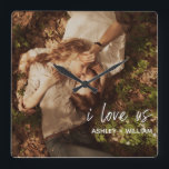 I Kärlek USA Ett par foto till Namn Fyrkantig Klocka<br><div class="desc">Ett vackert sätt att fira din relation är att den här vägguttaget för fotoakryl-utskrift har "i kärlek us" i det vita handskrivna skriptöverlägget vid grund höger, följt av namn. Om du vill anpassa dig ersätter du med fotot och redigerar namn fält. Akrylavtryck är ett BEAUTIFUL-sätt att njuta av bilderna! Färg...</div>