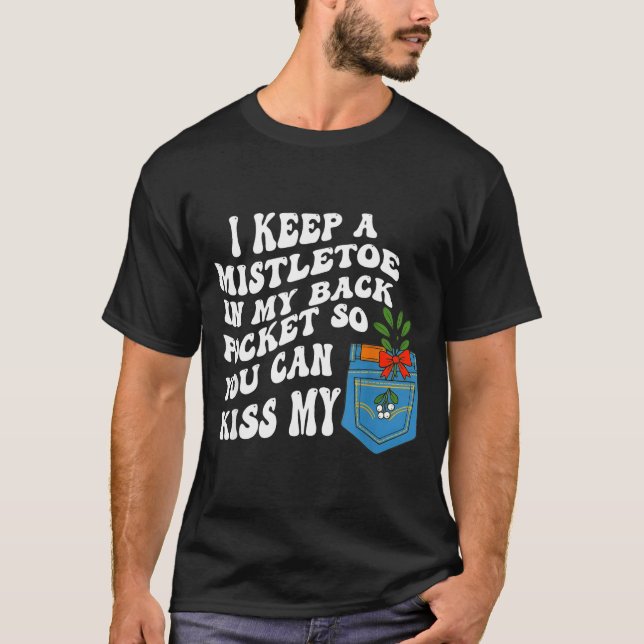 I Keep A Mistletoe In My Back Cket So You Can Kiss T Shirt (Framsida)