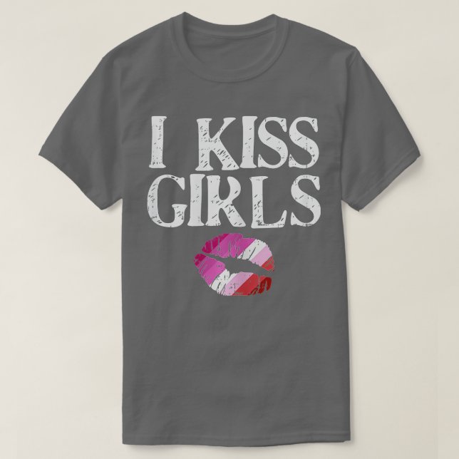 I Kiss Girls Lesbisk Pride Läppar Butch Gay Flagga T Shirt (Design framsida)