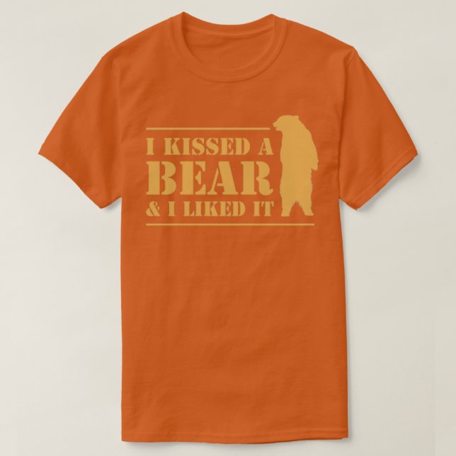 I Kissed A Bear And I Liked It Cool Graphic T Shirt (Design framsida)