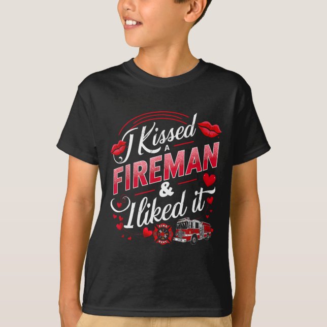 I Kissed A Fireman I Liked It Firefighter Valentin T Shirt (Framsida)