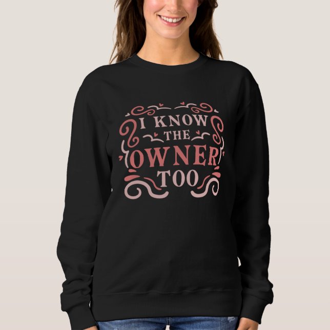 I Know The Owner Too Bar Drinking Bartender T Shirt (Framsida)