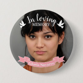 I lekande bild av minnesflikens vita duva med rosa knapp