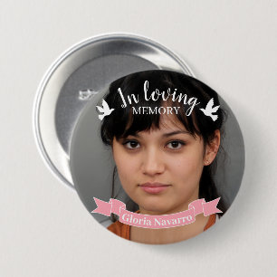 I lekande bild av minnesflikens vita duva med rosa knapp