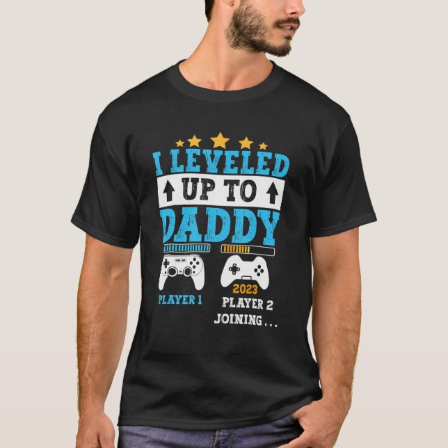 I Leveled Up To Daddy 2023  Soon To Be Dad 2023 T Shirt (Framsida)