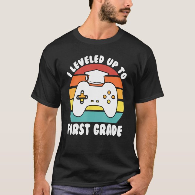 I leveled up to first grade kindergarten graduatio t shirt (Framsida)