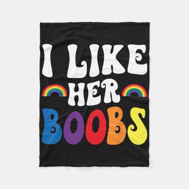 I Like Her Breast Lesbian Couples Lgbtq Funny Vale Fleecefilt (Framsidan)