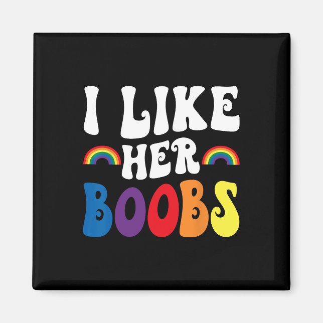 I Like Her Breast Lesbian Couples Lgbtq Funny Vale Magnet (Framsidan)