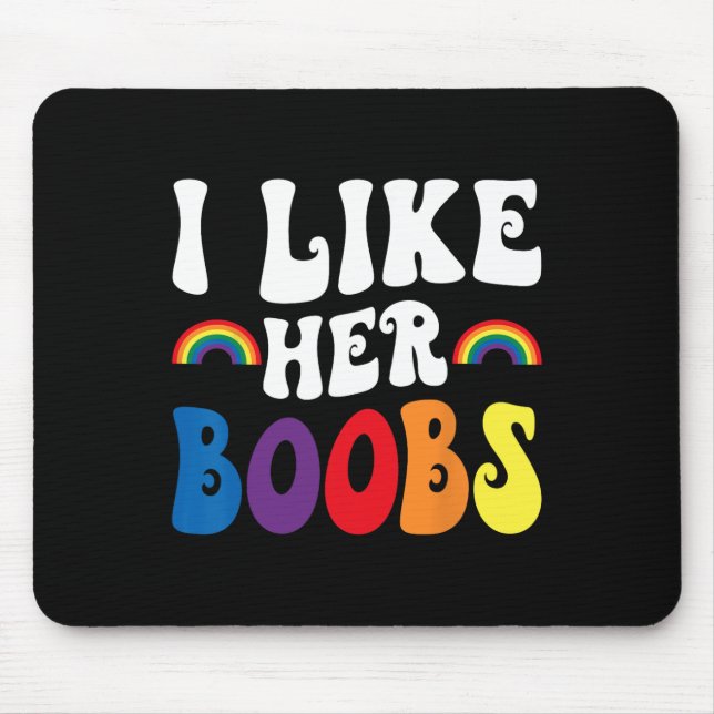I Like Her Breast Lesbian Couples Lgbtq Funny Vale Musmatta (Framsidan)