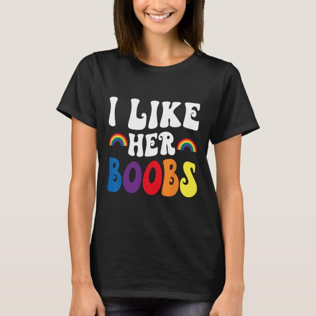 I Like Her Breast Lesbian Couples Lgbtq Funny Vale T Shirt (Framsida)