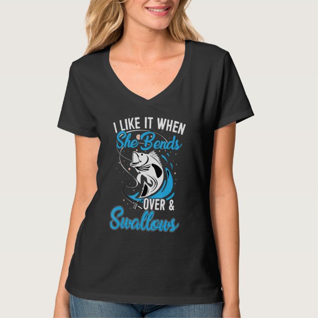 I Like It When She Bends Over Fishing Fisherman Fi T Shirt (Framsida)