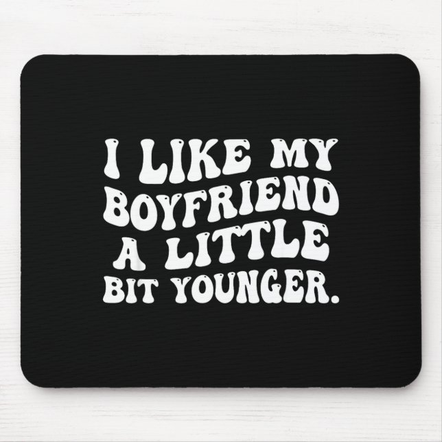I Like My Boyfriend A Little Bit Younger Funny Gir Musmatta (Framsidan)