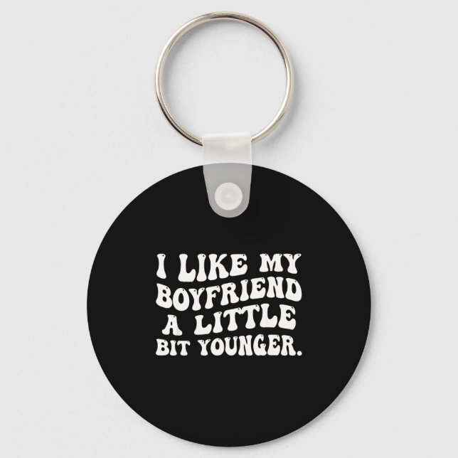 I Like My Boyfriend A Little Bit Younger Funny Gir Nyckelring (Framsida)