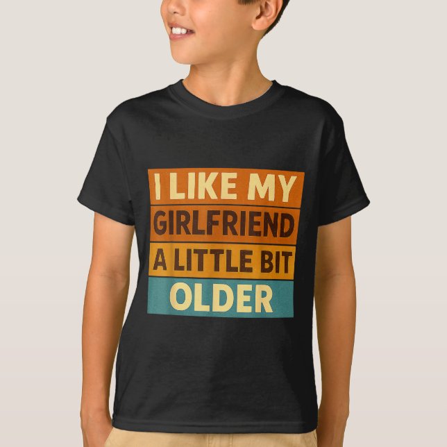 I Like My Girlfriend A Little Bit Older Funny Sayi T Shirt (Framsida)