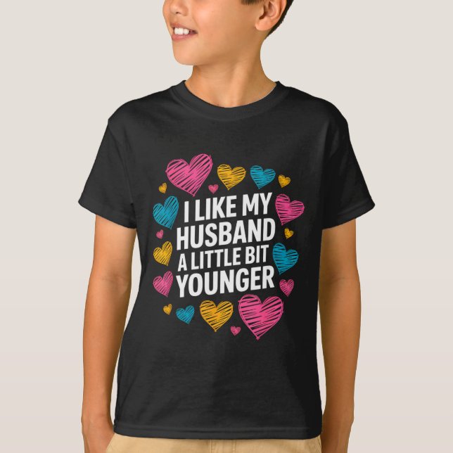 I Like My Husband A Little Bit Younger Funny Sayin T Shirt (Framsida)