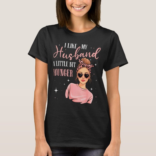I Like My Husband A Little Bit Younger Funny Sayin T Shirt (Framsida)