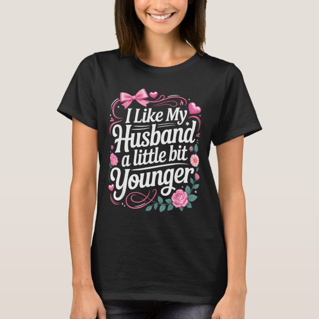 I Like My Husband A Little Bit Younger Funny Sayin T Shirt (Framsida)