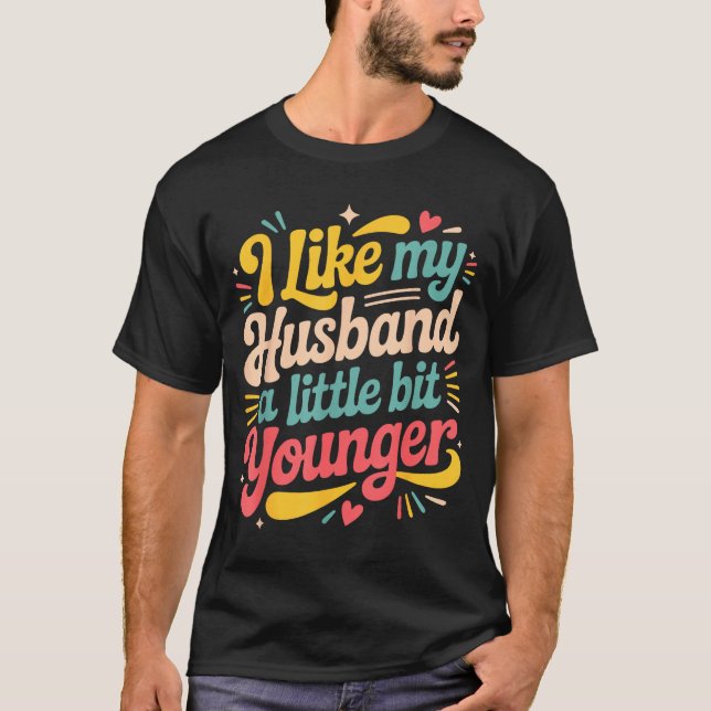 I Like My Husband A Little Bit Younger Funny Women T Shirt (Framsida)