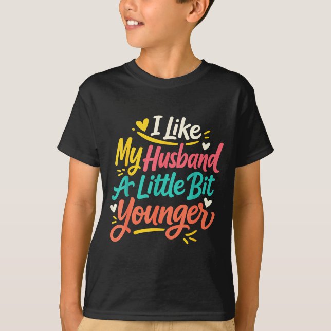 I Like My Husband A Little Bit Younger Funny Women T Shirt (Framsida)