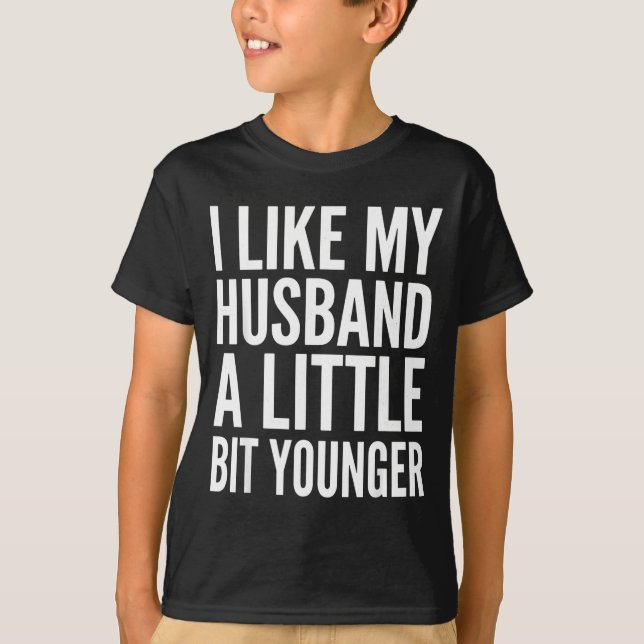I Like My Husband Little Bit Younger Funny Present T Shirt (Framsida)