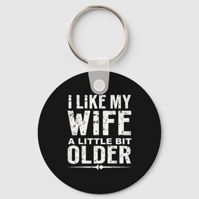 I Like My Wife A Little Bit Older Funny Saying Wom Nyckelring (Framsida)