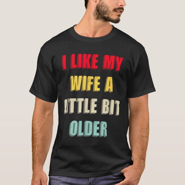 I Like My Wife A Little Bit Older Funny Saying Wom T Shirt (Framsida)