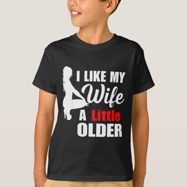 I Like My Wife Retro A Little Older Sarcastic Suse T Shirt (Framsida)
