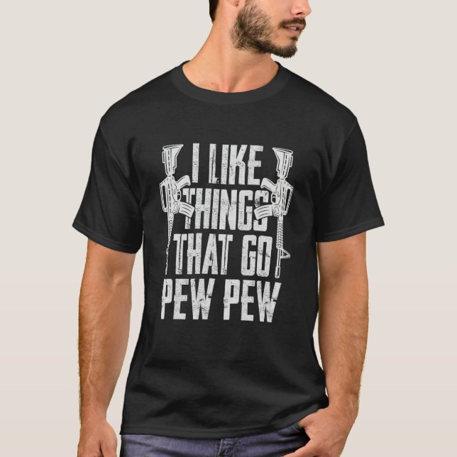 I like things that go pew pew. Gun rights T Shirt (Framsida)