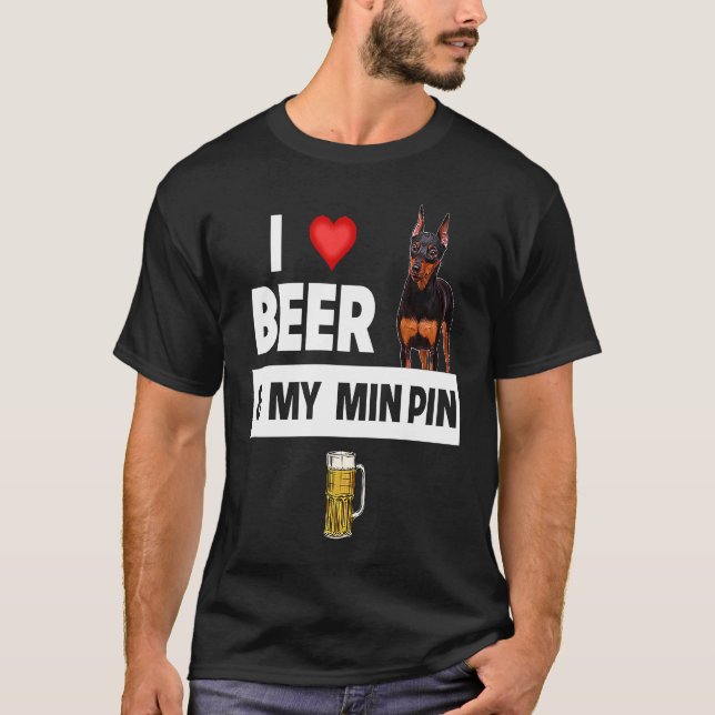 I Love Beer and My Min Pin Miniature Pinscher Drin T Shirt (Framsida)
