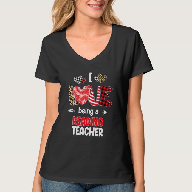 I Love Being A Reading Teacher Valentines School V T Shirt (Framsida)