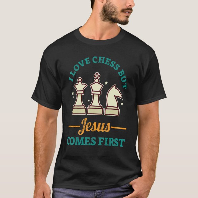 I Love Chess But Jesus Comes First T Shirt (Framsida)