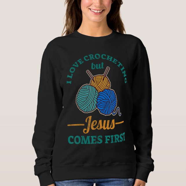 I Love Crocheting But Jesus Comes First T Shirt (Framsida)