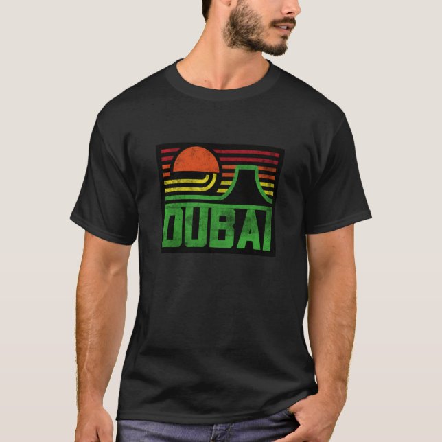 I Love Dubai Cool Retro Dubai Sunset Illustration  T Shirt (Framsida)