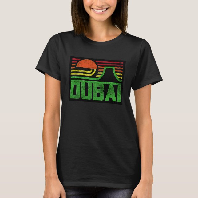 I Love Dubai Cool Retro Dubai Sunset Illustration  T Shirt (Framsida)