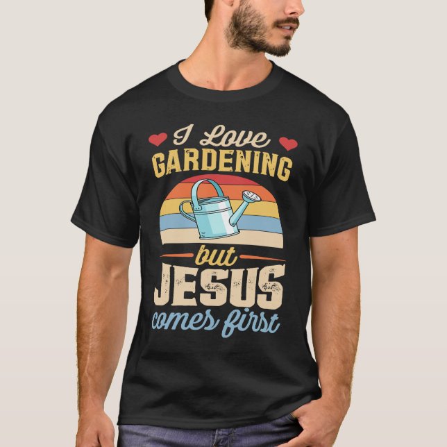 I Love Gardening But Jesus Comes First  Christian T Shirt (Framsida)