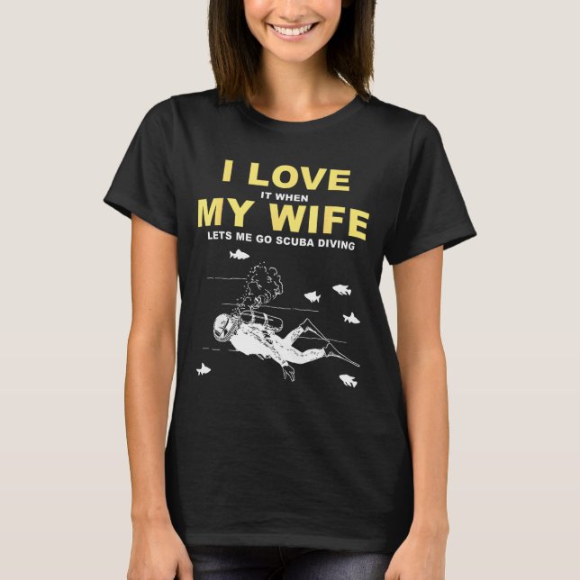 I Love It When My Wife Lets Me Go Scuba Diving Fun T Shirt (Framsida)
