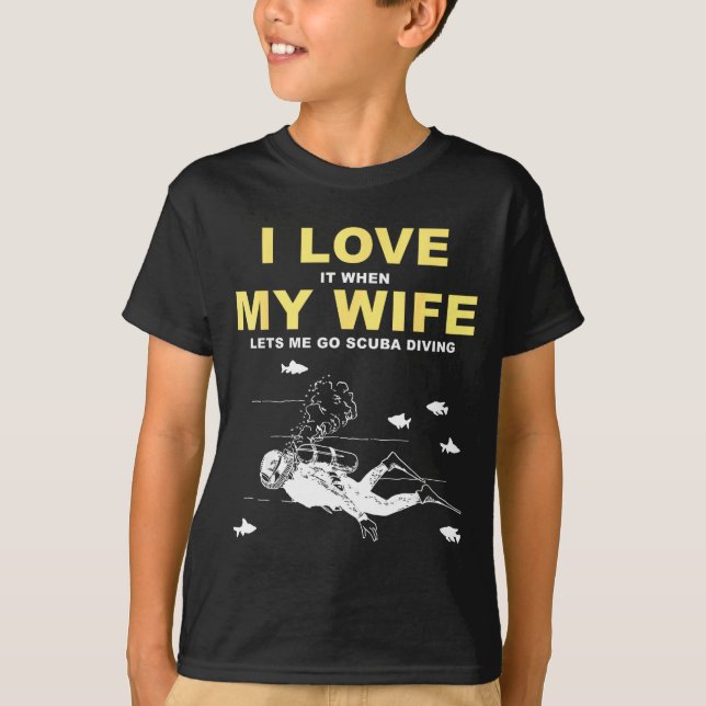 I Love It When My Wife Lets Me Go Scuba Diving Fun T Shirt (Framsida)