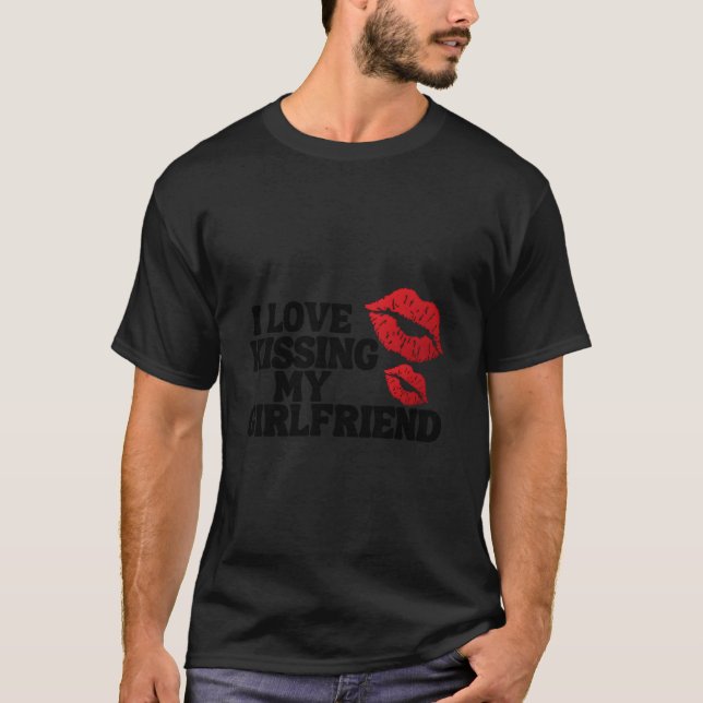 I Love Kissing My Friend Crazy Friend T Shirt (Framsida)