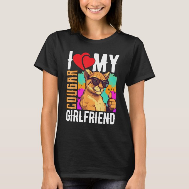 I Love My Cougar Girlfriend   COUGAR T Shirt (Framsida)