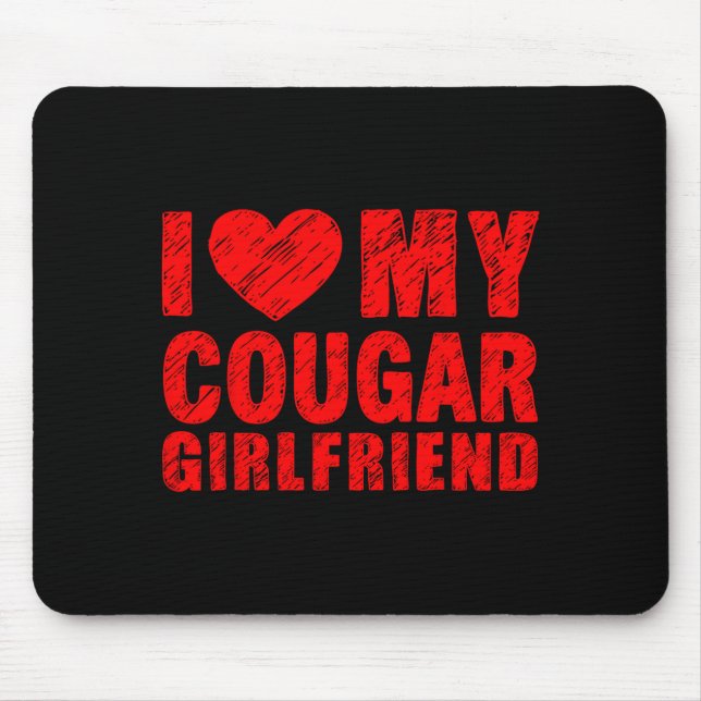 I Love My Cougar Girlfriend Heart Valentine Couple Musmatta (Framsidan)