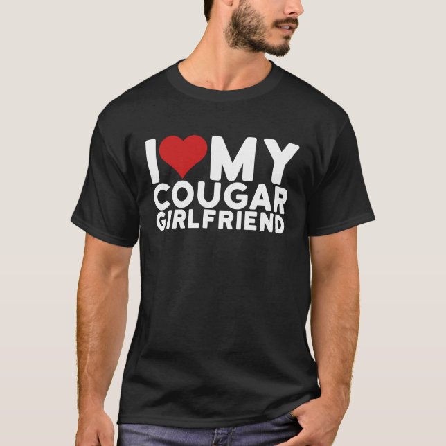 I Love My Cougar Girlfriend I Heart My Cougar Girl T Shirt (Framsida)