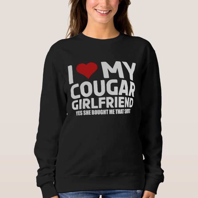 I Love My Cougar Girlfriend Yes She Bought Me This T Shirt (Framsida)
