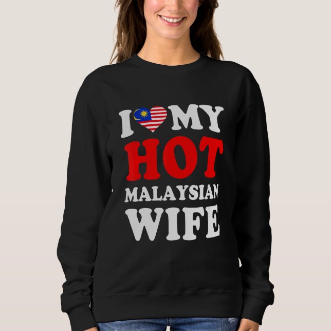 I love My Hot Malaysian Wife Funny Husband Gift T Shirt (Framsida)