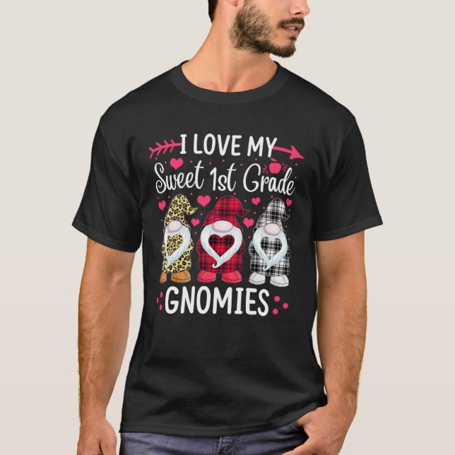 I Love My Sweet 1st Grade Gnomies Teacher Gnome Va T Shirt (Framsida)