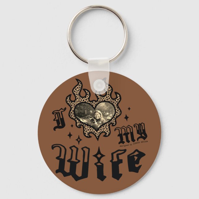 I Love My Wife - Cheetah - DingusDesign  Nyckelring (Framsida)