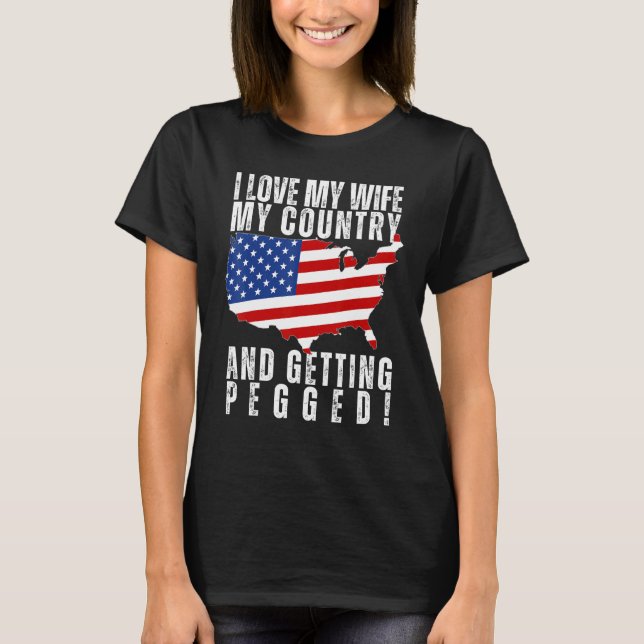 I LOVE MY WIFE, MY COUNTRY, AND GETTING PEGGED Fun T Shirt (Framsida)