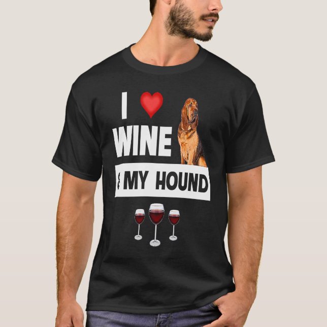 I Love Wine and My Bloodhound Hunting Dog Mom Dad  T Shirt (Framsida)