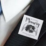 I Loving Memory | Angel Vinge | Fotominnesmärke Knapp<br><div class="desc">Perfekten hyllar kärlek i svartvitt. Med uttrycket "IN LOVING MEMORY" (I LOVING MINNE),  ett klichébildat foto med ängel vingar,  deras namn och data vid födsel/död. Du kan ändra teckensnittsstorleken,  stilarna och färg genom att klicka på den anpassade länken efter att du har anpassat den.</div>