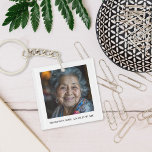 I Loving Memory | Memorial Photo Keepsak<br><div class="desc">Vår foto Keepsaki-kedja för lysande minne är ett vackert och hjärtlöst sätt för behålla att omhulda minnen nära ditt hjärta. Den här nyckelkedjan för anpassade innehåller ett rörande minnesmeddelande på ena sidan, parat med ett älskat foto av din älskade på den andra, skapar det en unik och tankfull hyllning. Perfekt...</div>